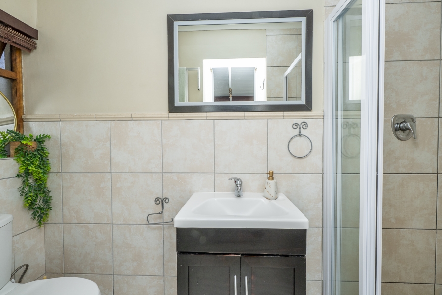 5 Bedroom Property for Sale in Kenridge Western Cape